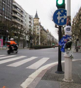 Flores y foto de motorista fallecido colocados en una farola