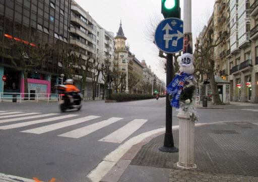 Flores y foto de motorista fallecido colocados en una farola