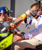 Pit Beirer junto a Pol Espargaró