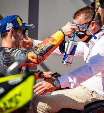 Pit Beirer junto a Pol Espargaró