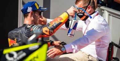 Pit Beirer junto a Pol Espargaró