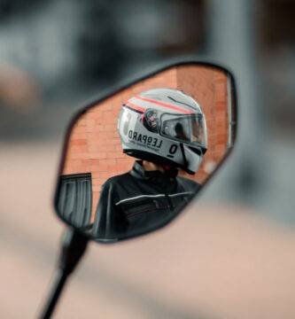 Motorista reflejado en un retrovisor