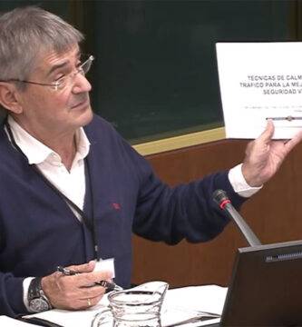 Mateo Lafragua defendiendo su trabajo sobre resaltos en el Parlamento Vasco