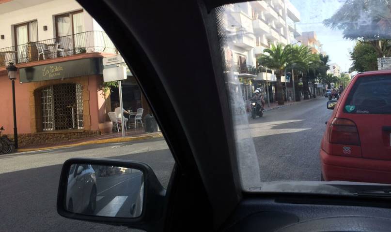 Motocicleta vista desde el interior de un coche