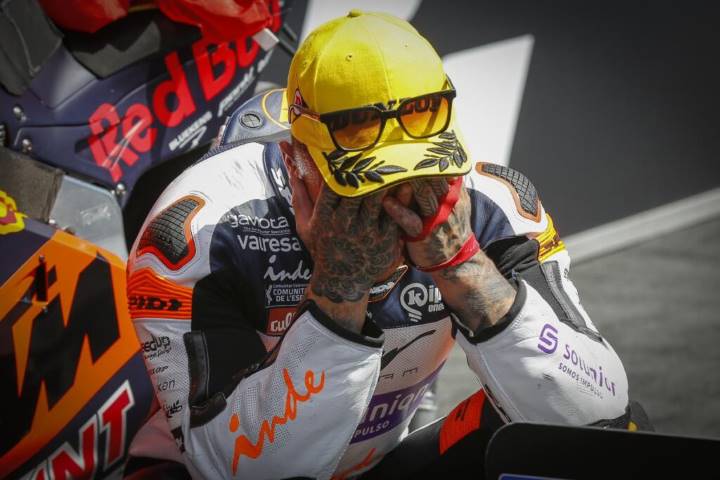 Arón Canet llora tras la carrera de Moto2