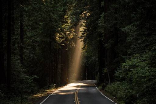 Una carretera iluminada por un rayo de luz