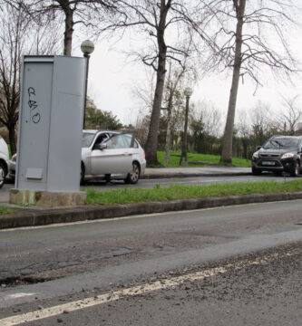 Un radar en una calle con graves desperfectos