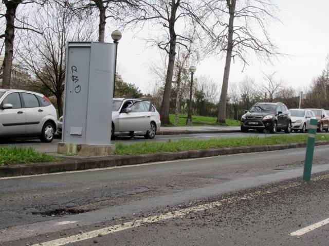 Un radar en una calle con graves desperfectos