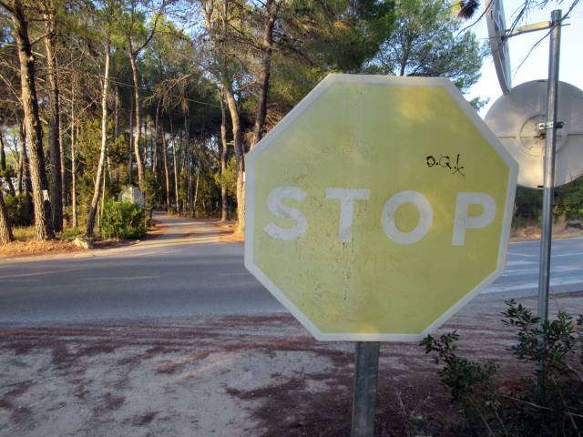 Señal de stop vieja y descolorida por el paso del tiempo