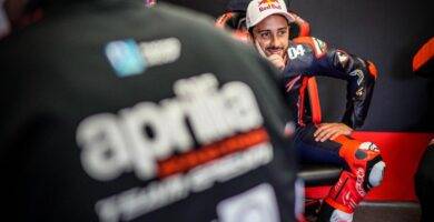 Andrea Dovizioso en el box de Aprilia