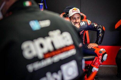 Andrea Dovizioso en el box de Aprilia
