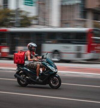 peligros y anécdotas de repartir en moto