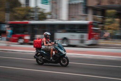 peligros y anécdotas de repartir en moto