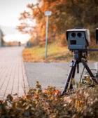 Radar de velocidad colocado en una carretera