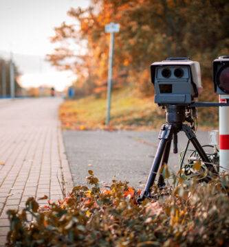 Radar de velocidad colocado en una carretera