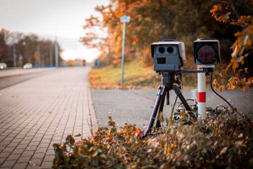 Radar de velocidad colocado en una carretera