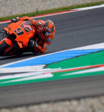 Petrucci: "Rossi y yo estábamos luchando por el podio, ahora por los puntos"