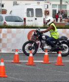Una motorista realiza una maniobra en un curso de conducción