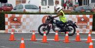 Una motorista realiza una maniobra en un curso de conducción