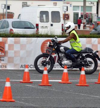 Una motorista realiza una maniobra en un curso de conducción