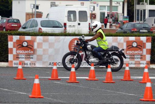 Una motorista realiza una maniobra en un curso de conducción