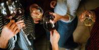 Un grupo de amigas sujetan unas copas con bebidas alcohólicas