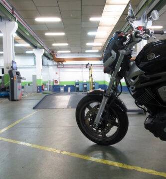 Una moto esperando a pasar la ITV