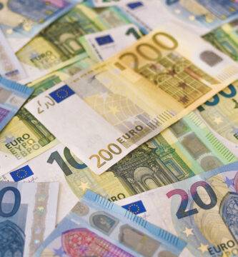 Imagen con varios billetes de euro