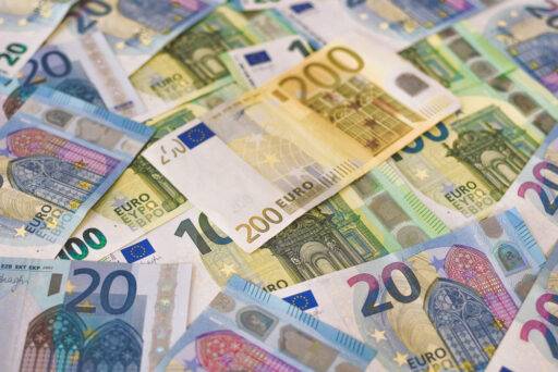 Imagen con varios billetes de euro