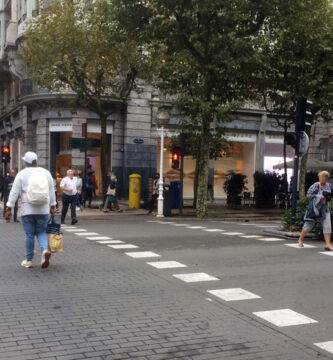 Varios peatones cruzan en rojo un paso de peatones