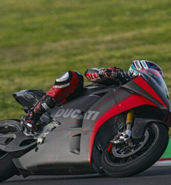 Michelle Pirro prueba la MotoE de Ducati