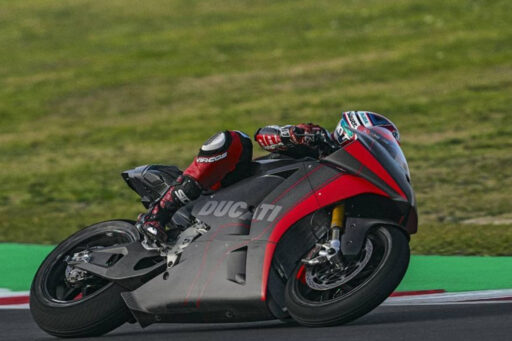 Michelle Pirro prueba la MotoE de Ducati