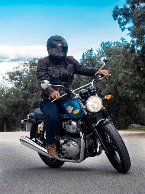 PRUEBA Royal Interceptor 650, dócil | MOTOSAN