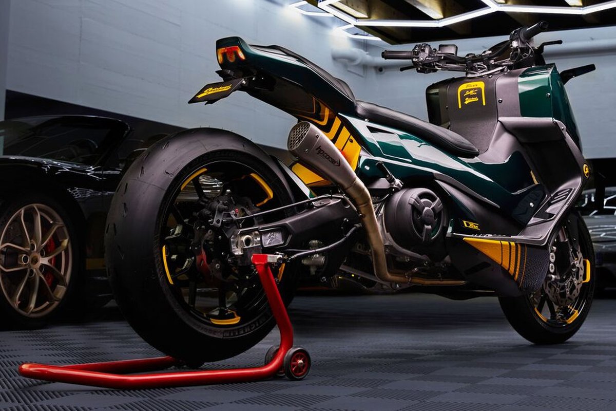 Yamaha TMAX 560 por Ortolani Customs MOTOSAN