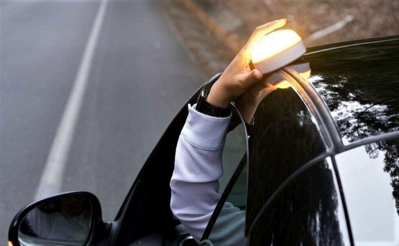 Luces de emergencia del coche: cuándo hay que encenderlas