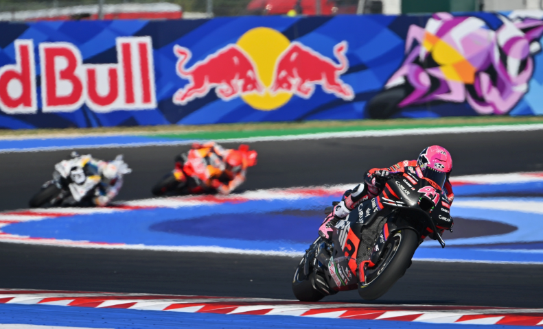 Aleix Espargaró, durante el GP de San Marino. (Foto: Michelin).