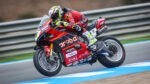 Álvaro Bautista pilota por primera vez la Ducati lastrada en los test de Jerez