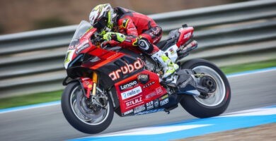Álvaro Bautista pilota por primera vez la Ducati lastrada en los test de Jerez