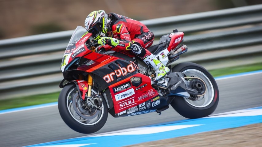 Álvaro Bautista pilota por primera vez la Ducati lastrada en los test de Jerez