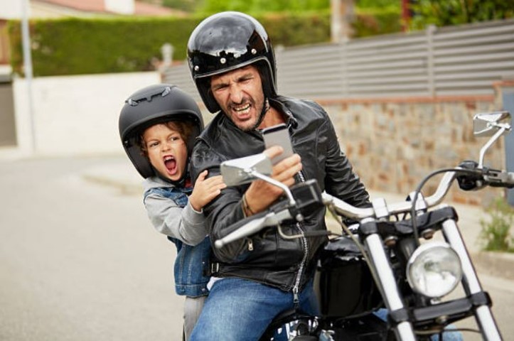 Esta chaqueta de moto se convierte en mochila para que puedas llevar el  casco, los guantes y mucho más