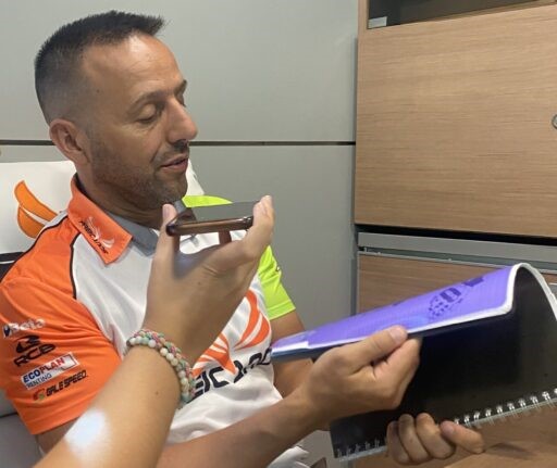 Raúl Castañeda nos enseña su agenda, como comenta en la entrevista. Foto: Alba Casares (Motosan)