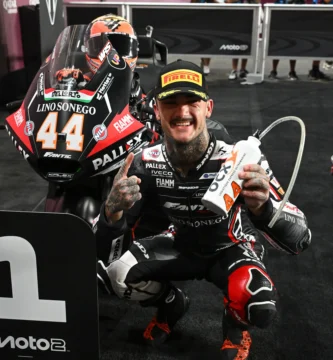 Arón Canet celebra la victoria en Qatar