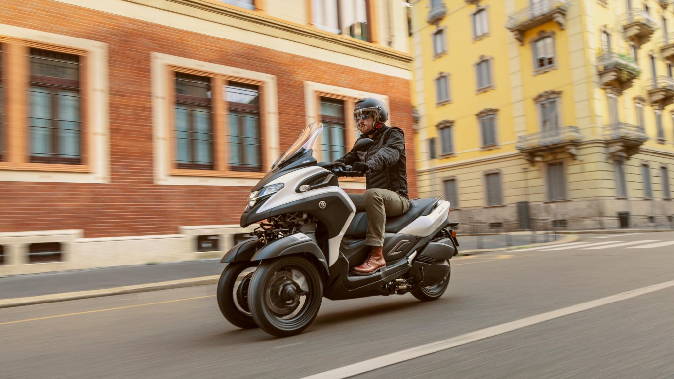 https://www.motosan.es/wp-content/uploads/2025/05/2025-Yamaha-LMW300YM-EU-Milky_White-Action-001-03-Mediano.jpg