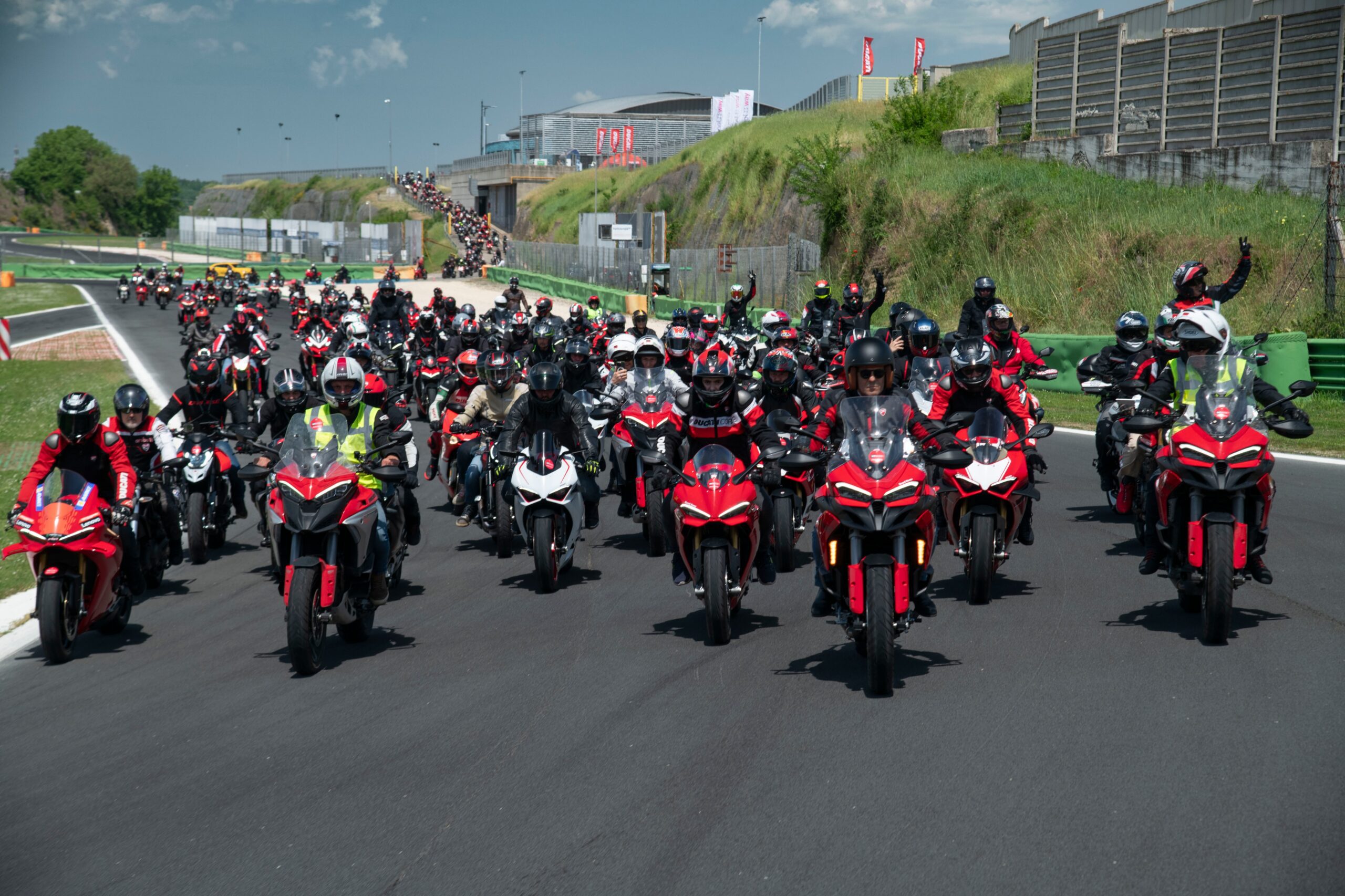 https://www.motosan.es/wp-content/uploads/2025/05/We-Ride-As-One-2025-Vallelunga-Circuit_-Italy_UC794023_High-scaled.jpg