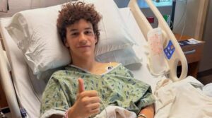 Ángel Piqueras tras ser intervenido de la fractura de fémur