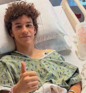 Ángel Piqueras tras ser intervenido de la fractura de fémur